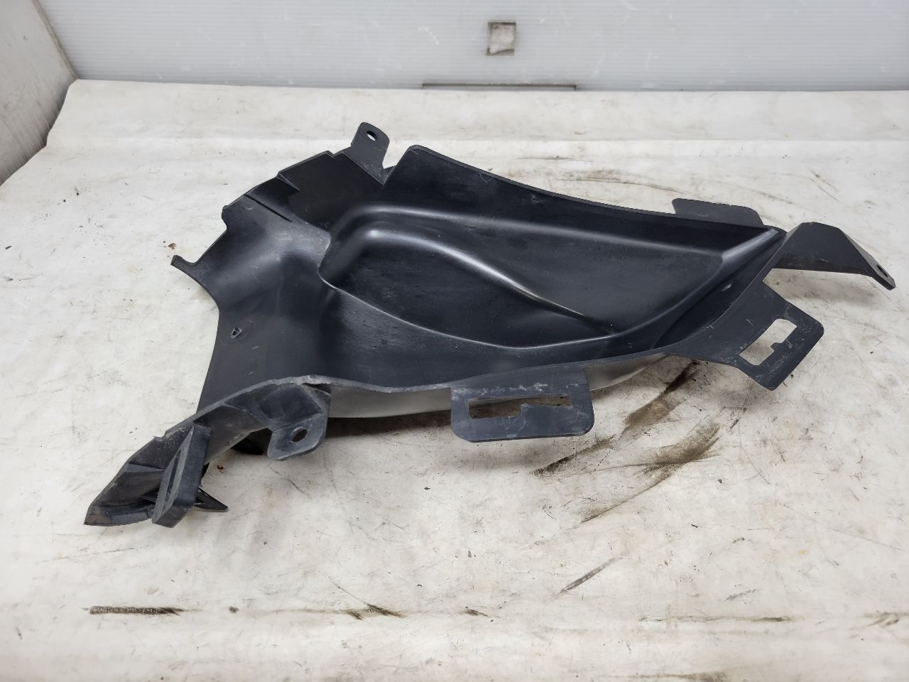 2018 CAMARO RH FRONT BUMPER COVER AIR DUCT 29932 - image 2