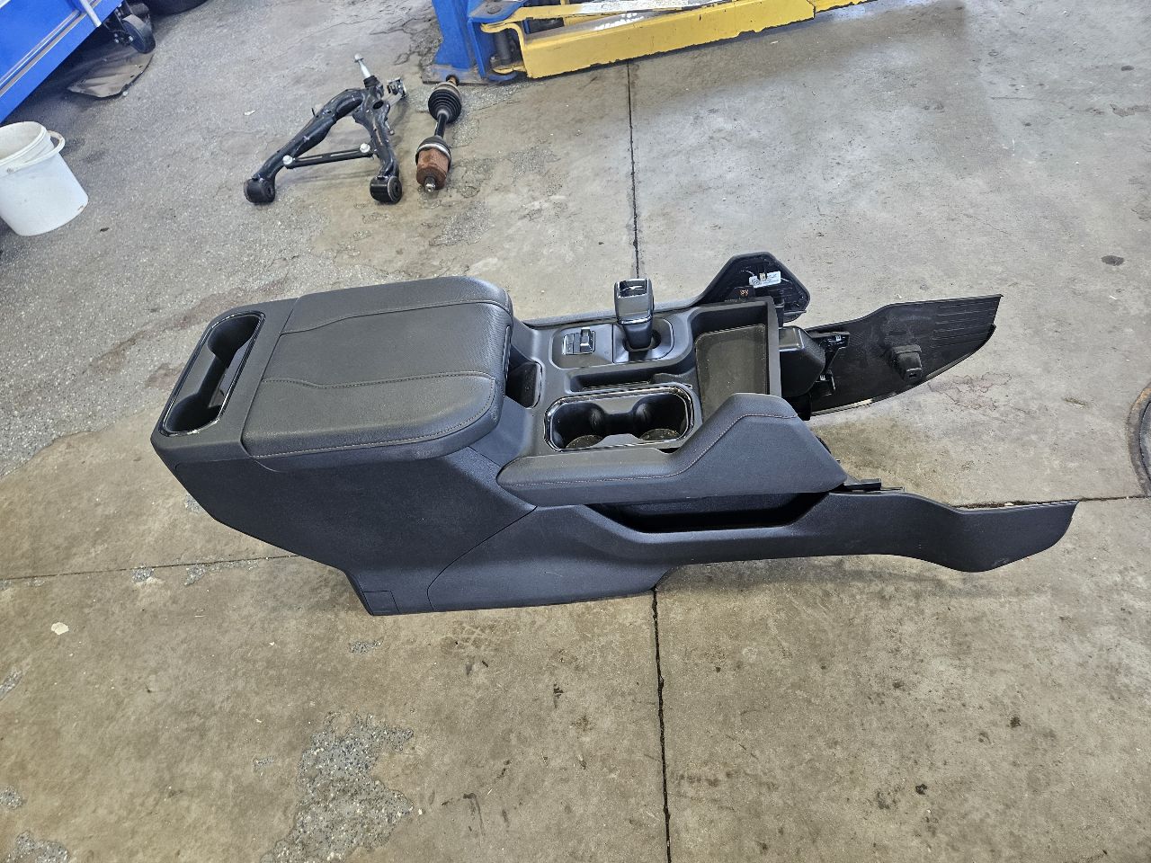 2023 SIERRA150 AT4X CENTER CONSOLE WITH SHIFTER 30043 - image 1