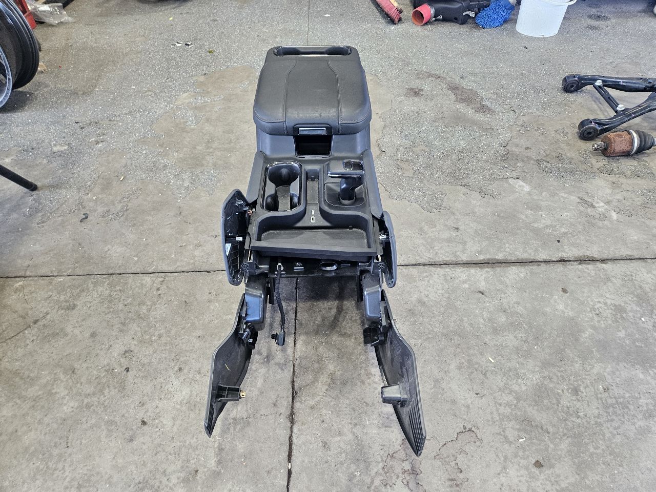 2023 SIERRA150 AT4X CENTER CONSOLE WITH SHIFTER 30043 - image 2