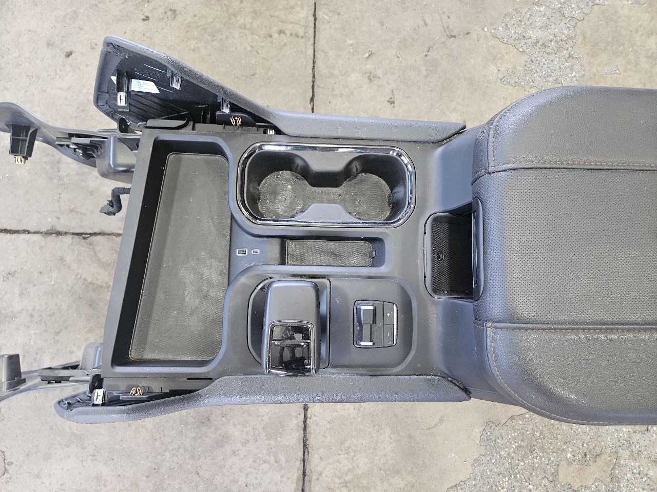 2023 SIERRA150 AT4X CENTER CONSOLE WITH SHIFTER 30043 - image 4