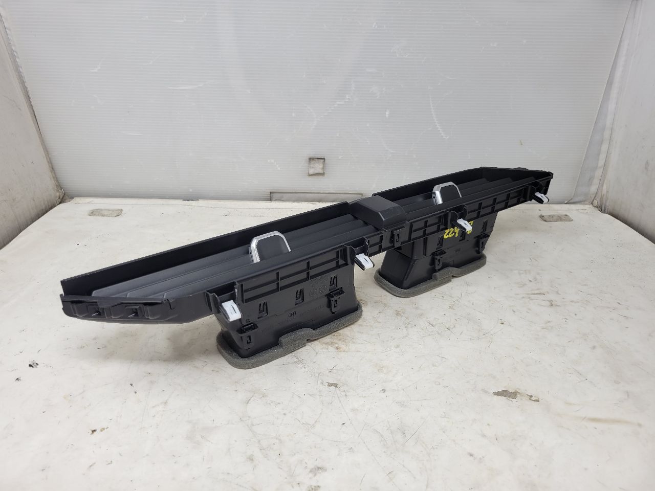 2023 SIERRA150 CENTER DASH VENTS PAIR 84654425 30063 - image 4