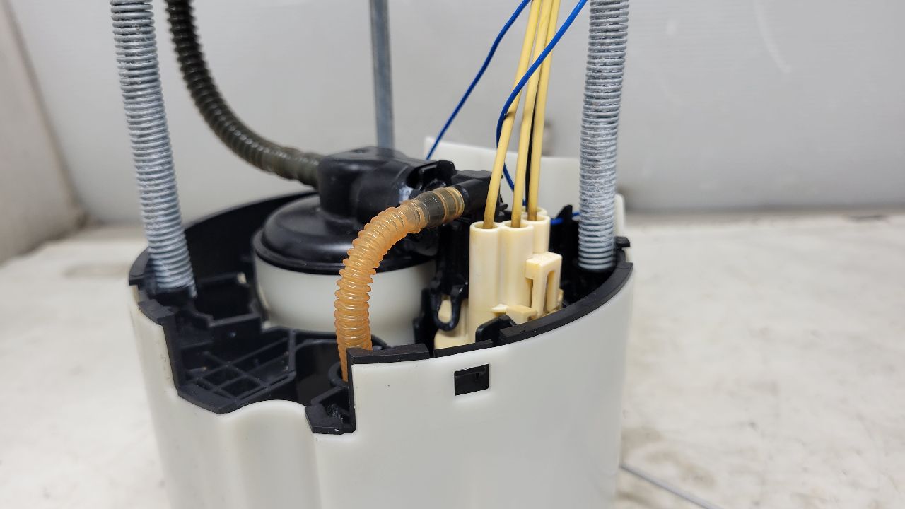 IN TANK FUEL PUMP 5'9" FJW 55K MI 30111 - image 6