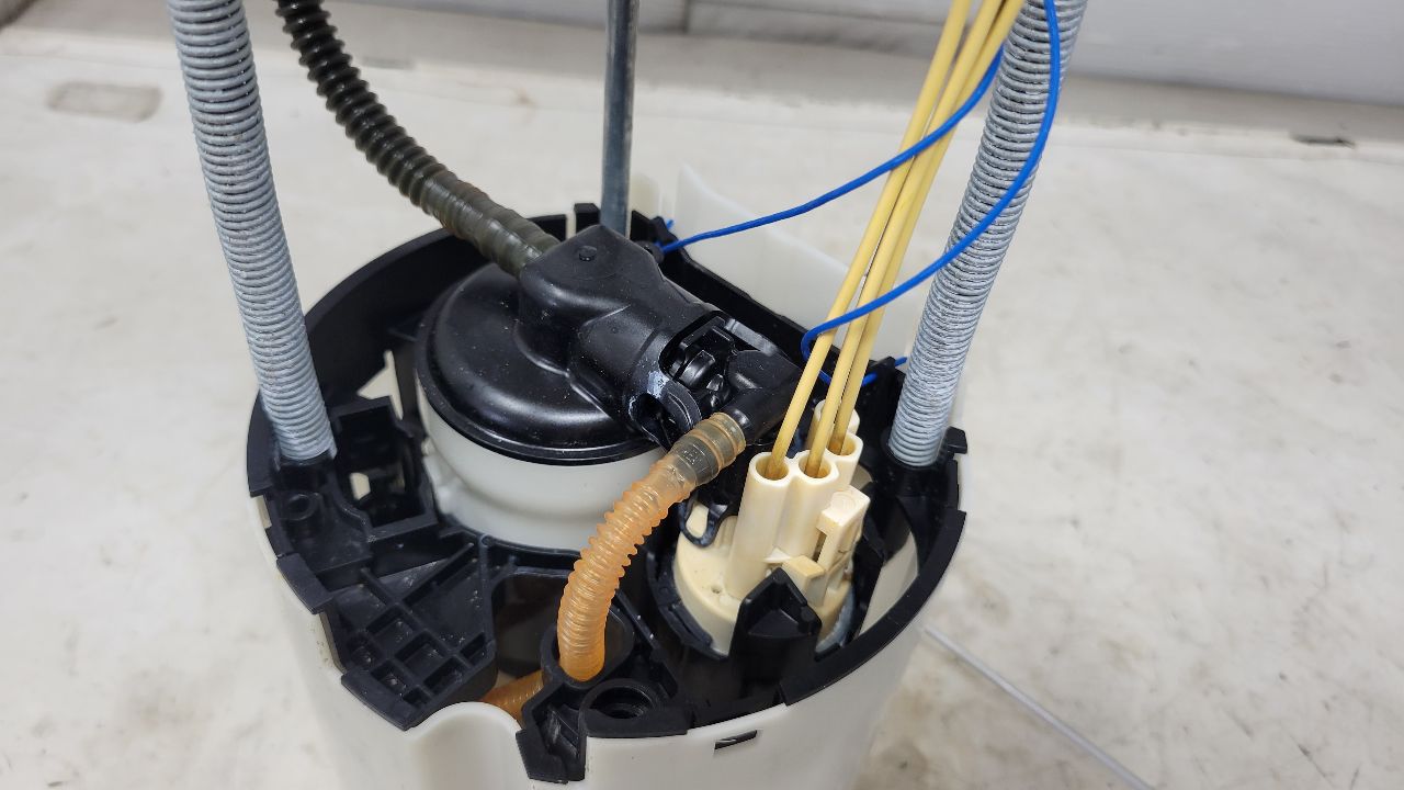 IN TANK FUEL PUMP 5'9" FJW 55K MI 30111 - image 7
