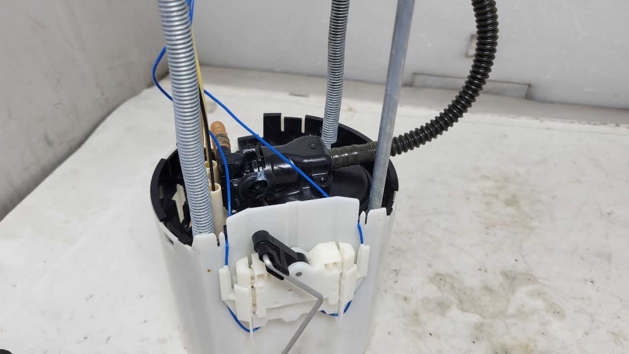 IN TANK FUEL PUMP 5'9" FJW 55K MI 30111 - image 8