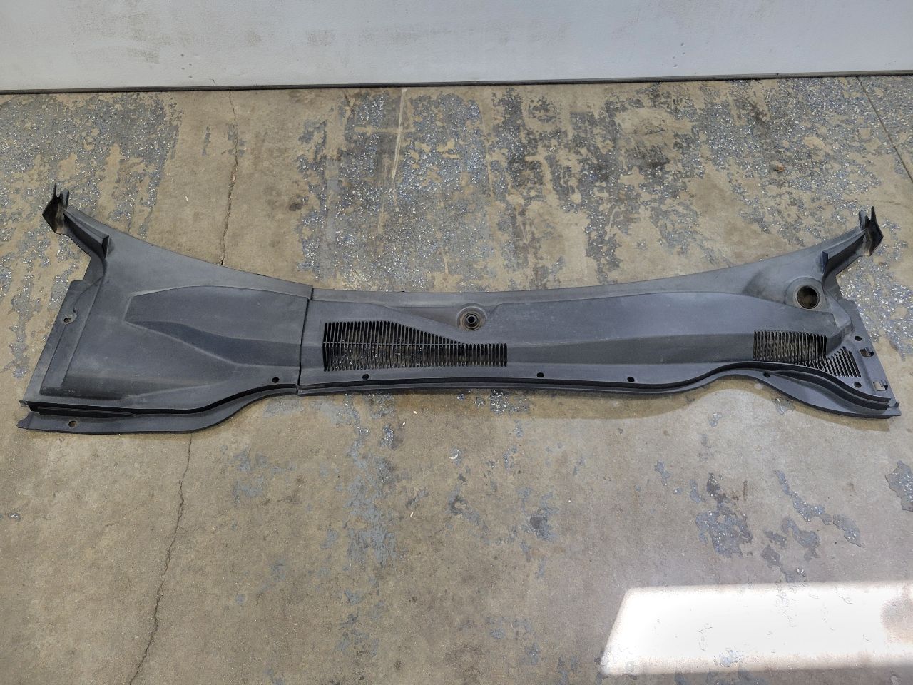 2013 CAMARO WINDSHIELD WIPER COWL TRIM PANEL 30162 - image 1