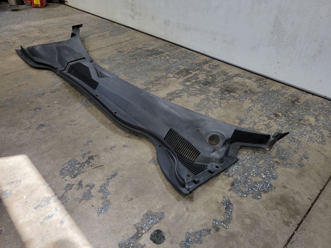 2013 CAMARO WINDSHIELD WIPER COWL TRIM PANEL 30162 - image 2