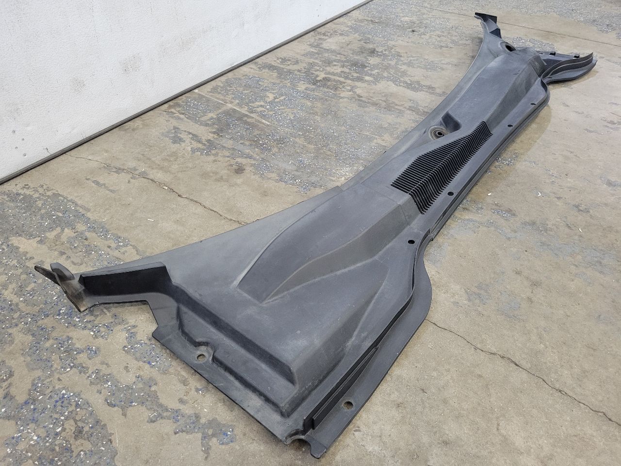 2013 CAMARO WINDSHIELD WIPER COWL TRIM PANEL 30162 - image 4