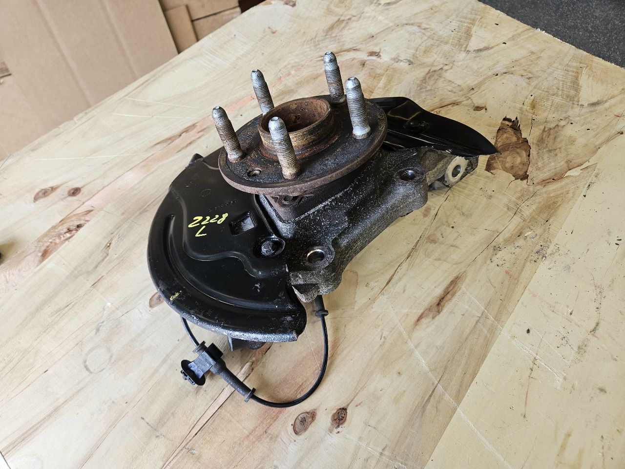 2013 CAMARO LH DRIVER FRONT SPINDLE WITH HUB 30171 - image 2