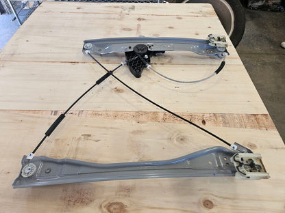 2019 SILVRDO15 FRONT RH WINDOW REGULATOR & MOTOR 30339 - image 1