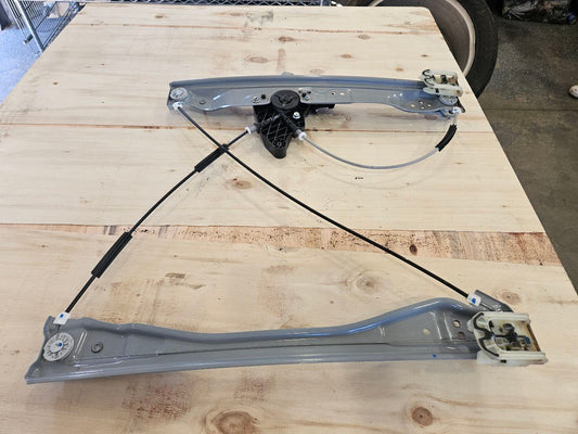 2019 SILVRDO15 FRONT RH WINDOW REGULATOR & MOTOR 30339 - image 1
