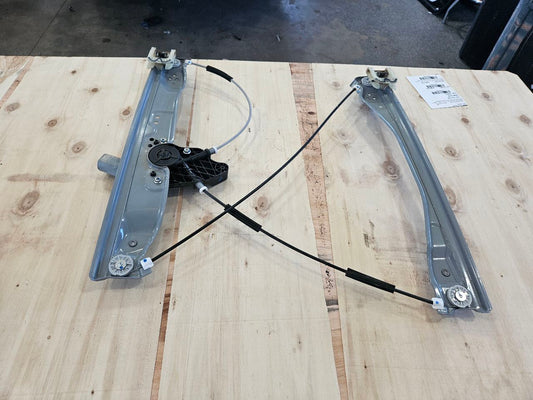 2019 SILVRDO15 FRONT RH WINDOW REGULATOR & MOTOR 30339 - image 2