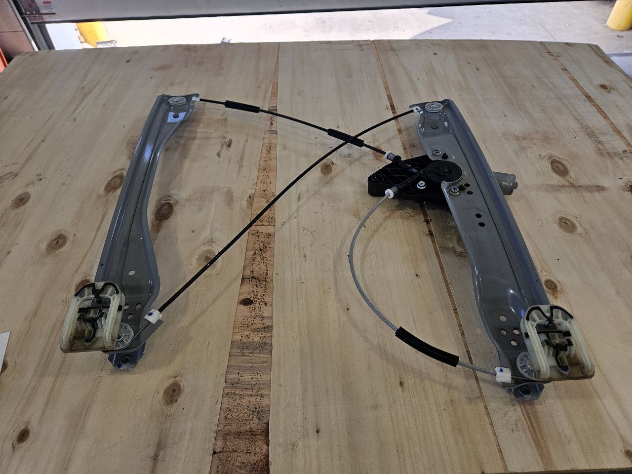 2019 SILVRDO15 FRONT RH WINDOW REGULATOR & MOTOR 30339 - image 8