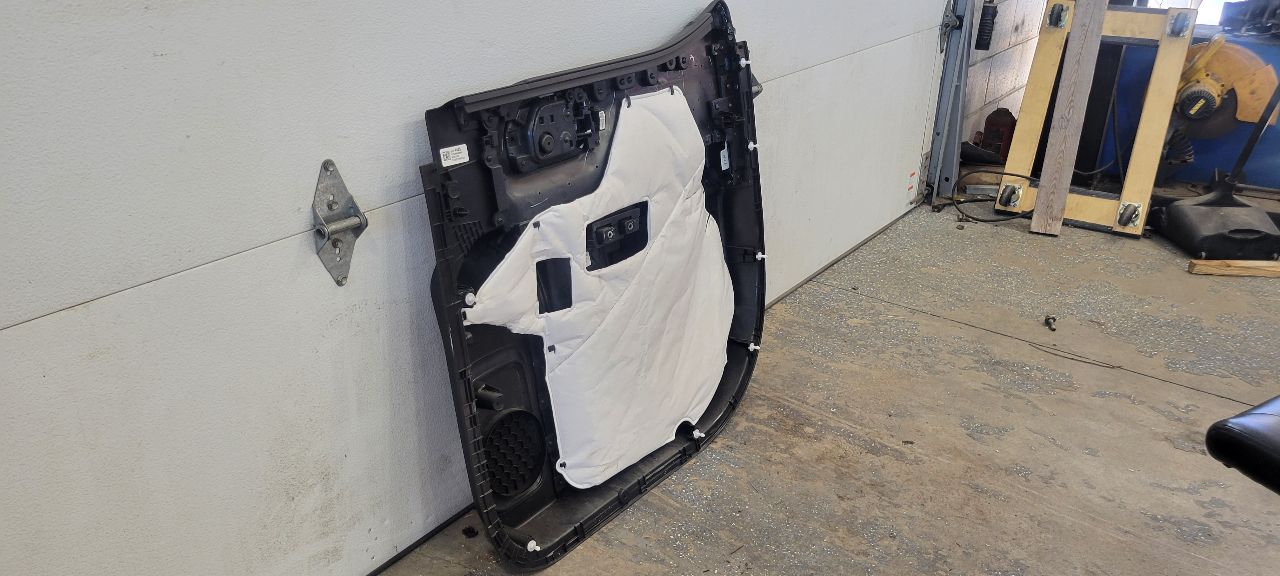 2019 SILVRDO15 LH REAR DOOR PANEL TRIM HC CREW CAB 30349 - image 11