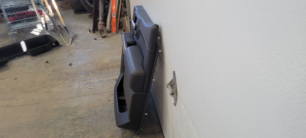 2019 SILVRDO15 RH REAR DOOR PANEL TRIM HC CREW CAB 30350 - image 3