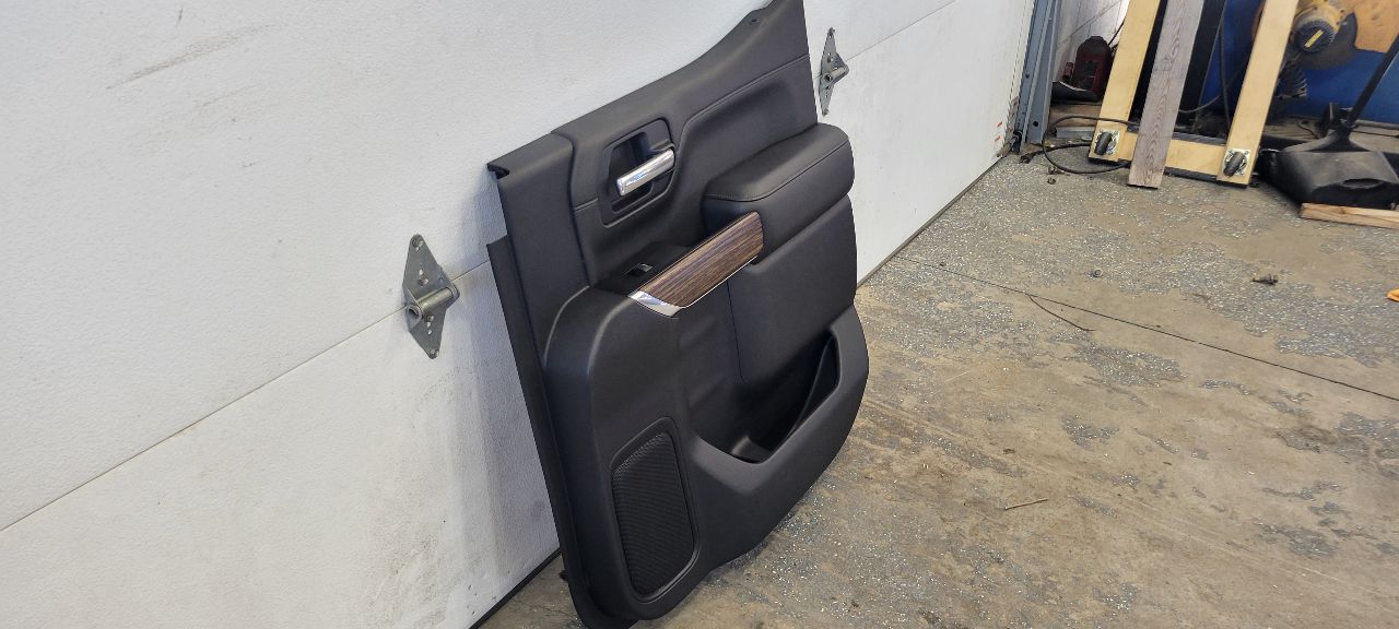 2019 SILVRDO15 RH REAR DOOR PANEL TRIM HC CREW CAB 30350 - image 4