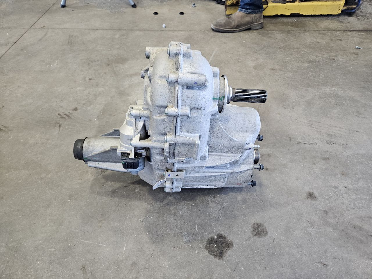 2019 SILVRDO15 TRANSFER CASE A4A 84554624 64K MILES 30437 - image 2