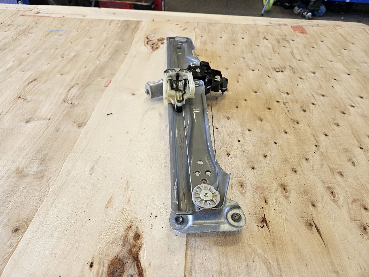 2019 SILVRDO15 RH REAR WINDOW REGULATOR & MOTOR 30451 - image 1