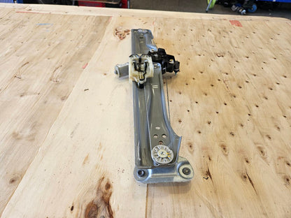 2019 SILVRDO15 RH REAR WINDOW REGULATOR & MOTOR 30451 - image 1