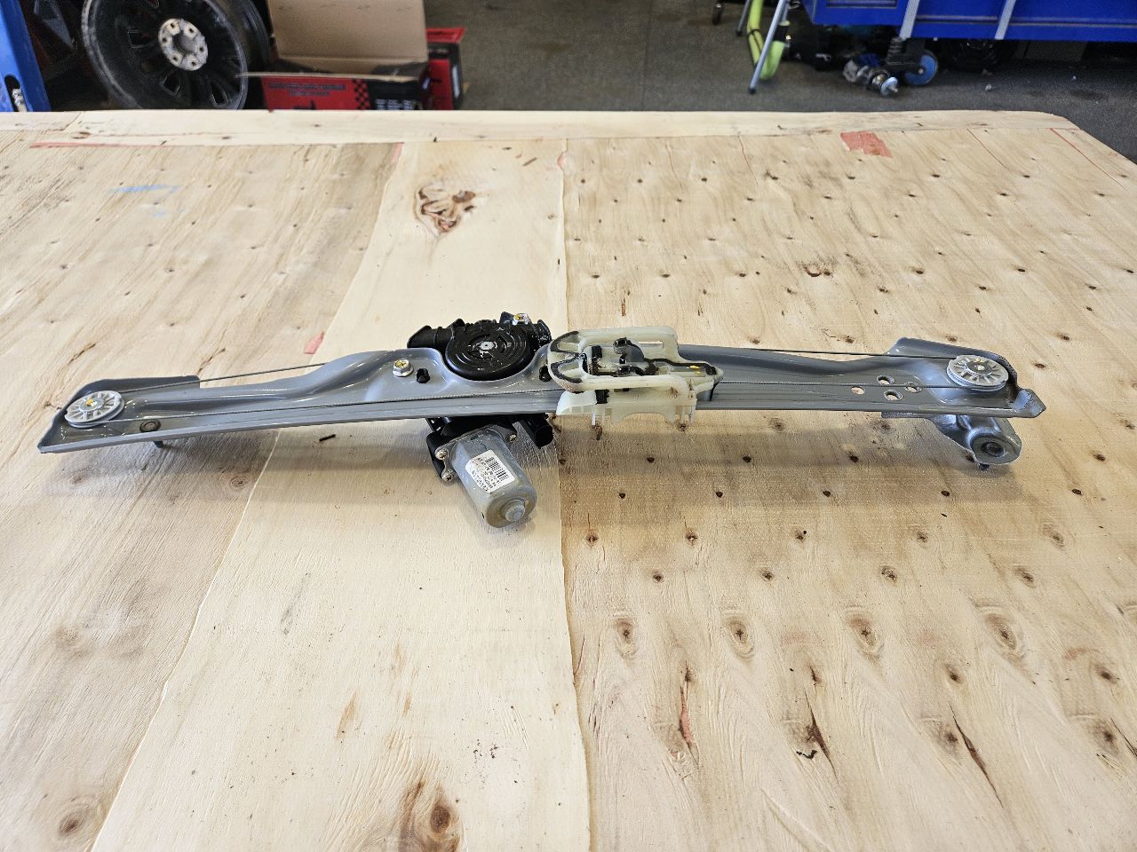 2019 SILVRDO15 RH REAR WINDOW REGULATOR & MOTOR 30451 - image 2