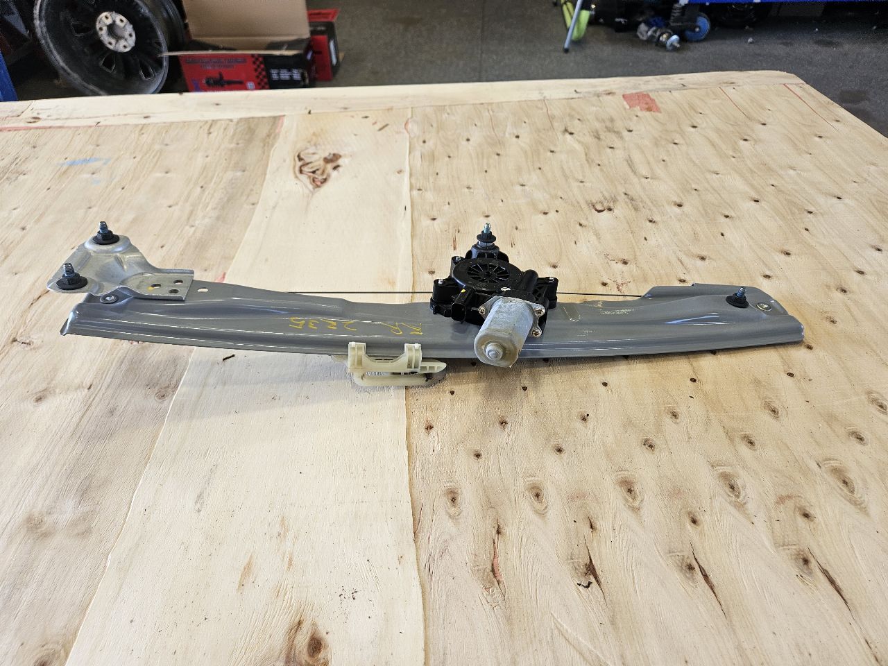 2019 SILVRDO15 RH REAR WINDOW REGULATOR & MOTOR 30451 - image 4