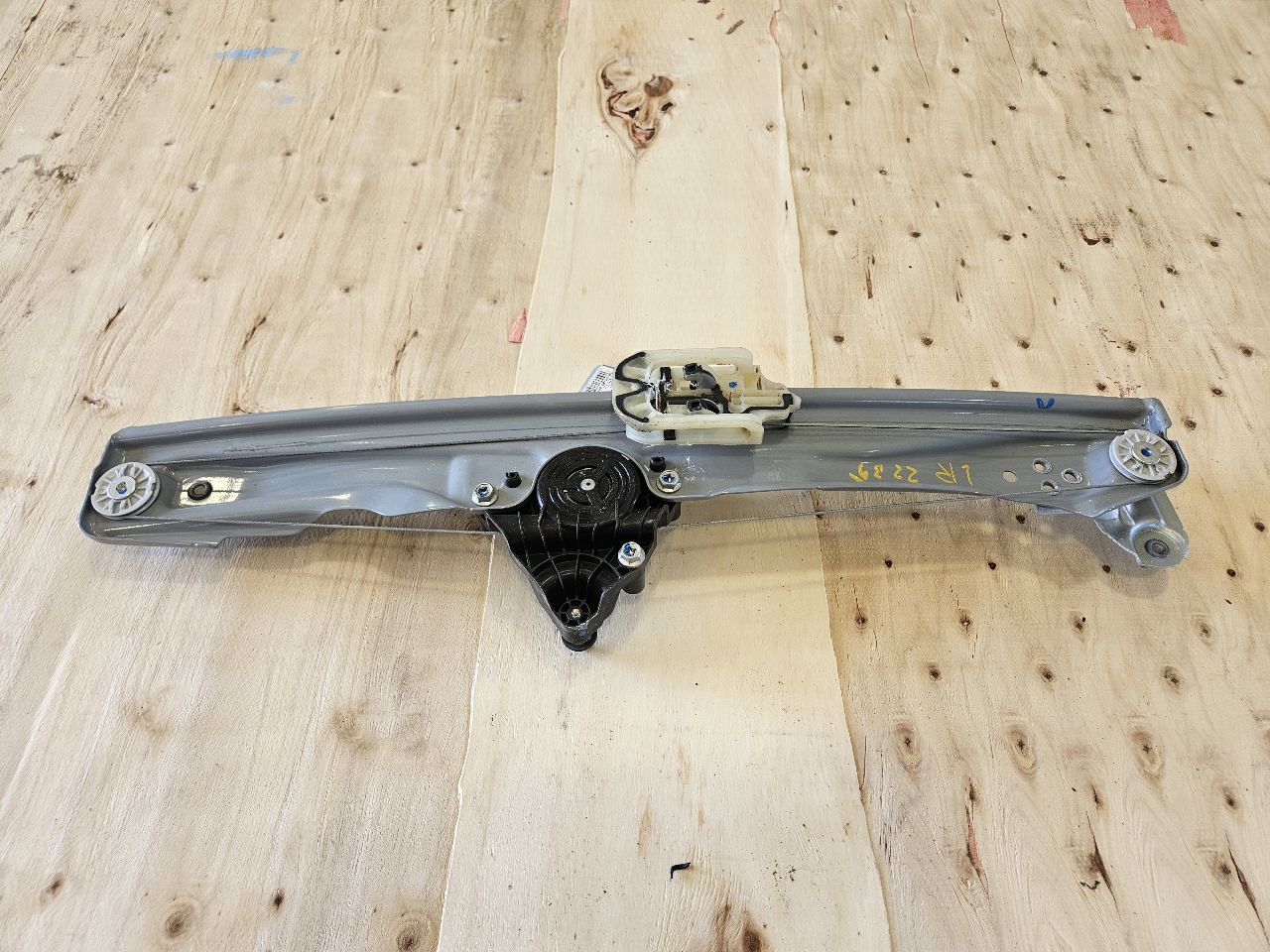 2019 SILVRDO15 RH REAR WINDOW REGULATOR & MOTOR 30451 - image 7