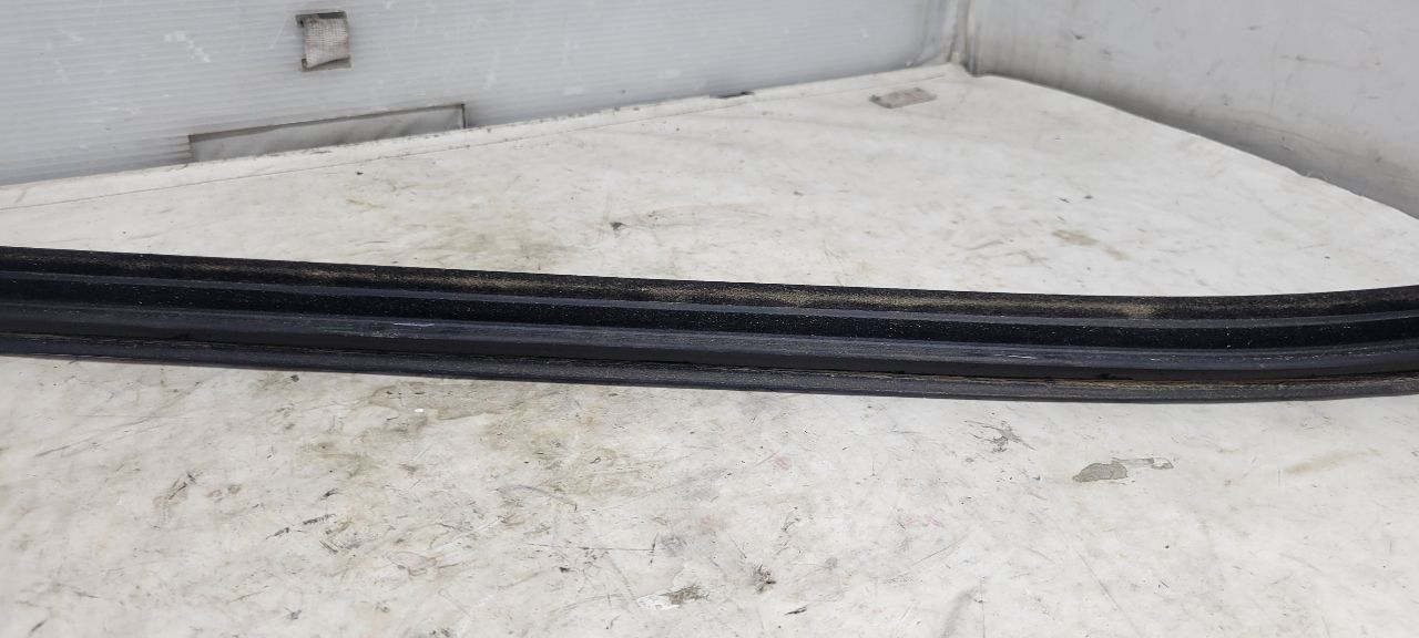 2019 SILVRDO15 RH REAR DOOR BELT REVEAL 84549260 30499 - image 8