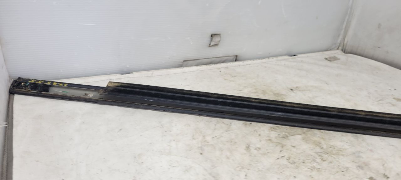 2019 SILVRDO15 RH REAR DOOR BELT REVEAL 84549260 30499 - image 9