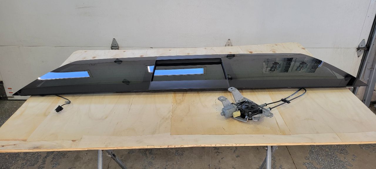 2018 SILVRDO15 OEM BACK GLASS POWER SLIDING 30535 - image 1