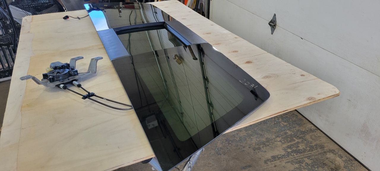 2018 SILVRDO15 OEM BACK GLASS POWER SLIDING 30535 - image 2