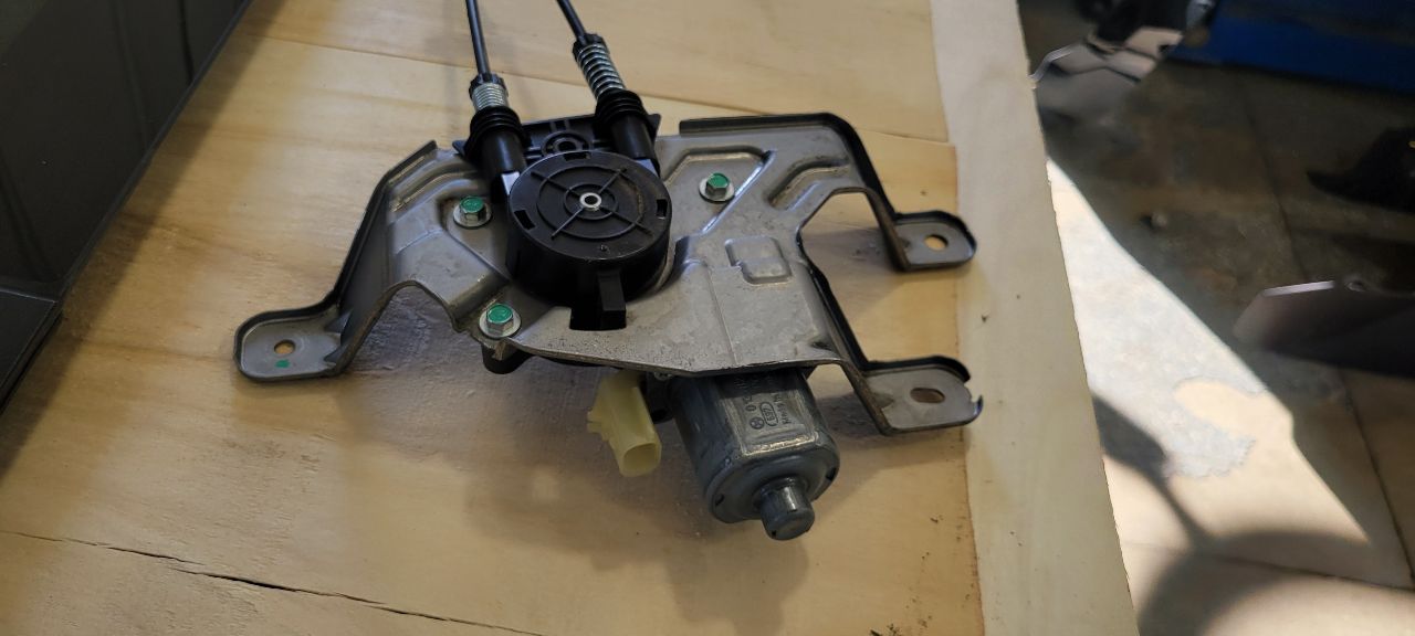2018 SILVRDO15 OEM BACK GLASS POWER SLIDING 30535 - image 15