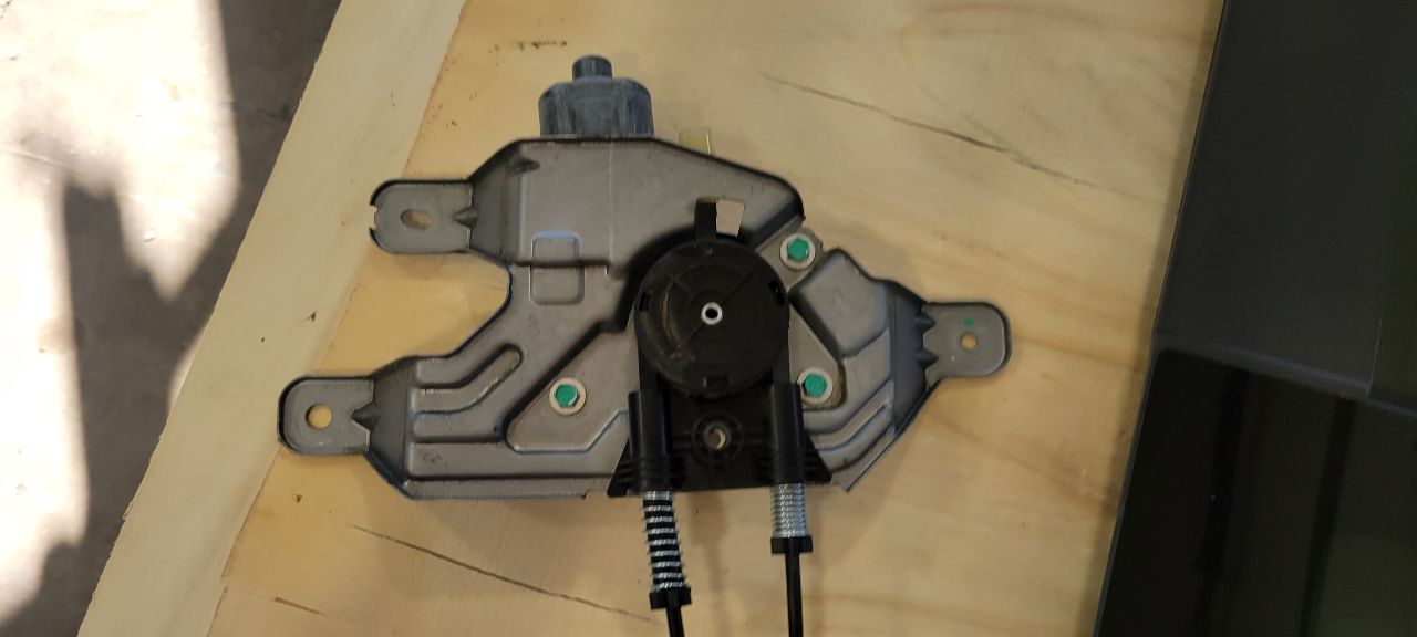 2018 SILVRDO15 OEM BACK GLASS POWER SLIDING 30535 - image 17