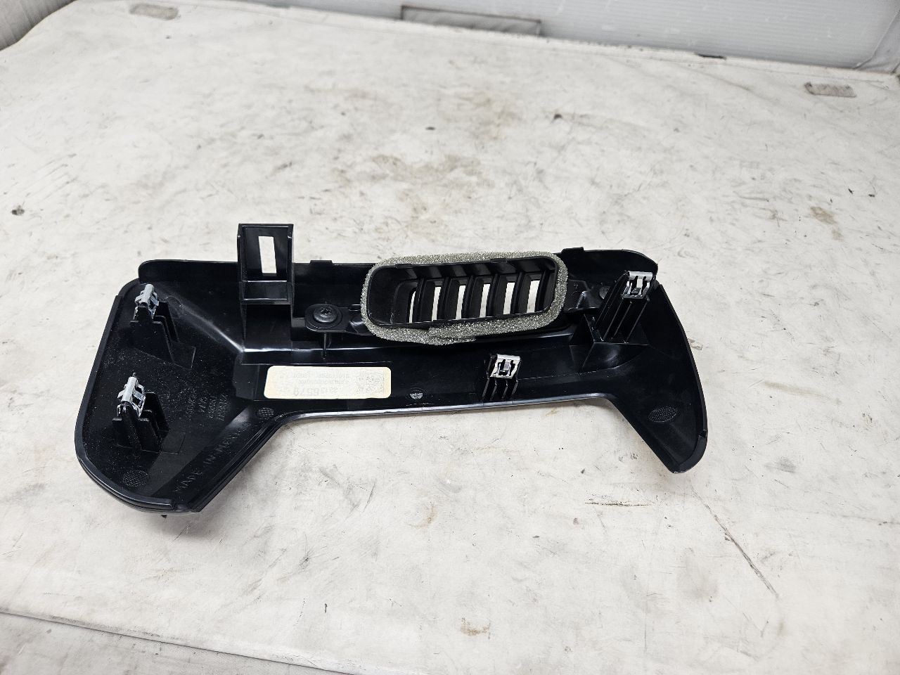 2018 SILVRDO15 RH DASH DEFROST VENT TRIM 23136579 30576 - image 10