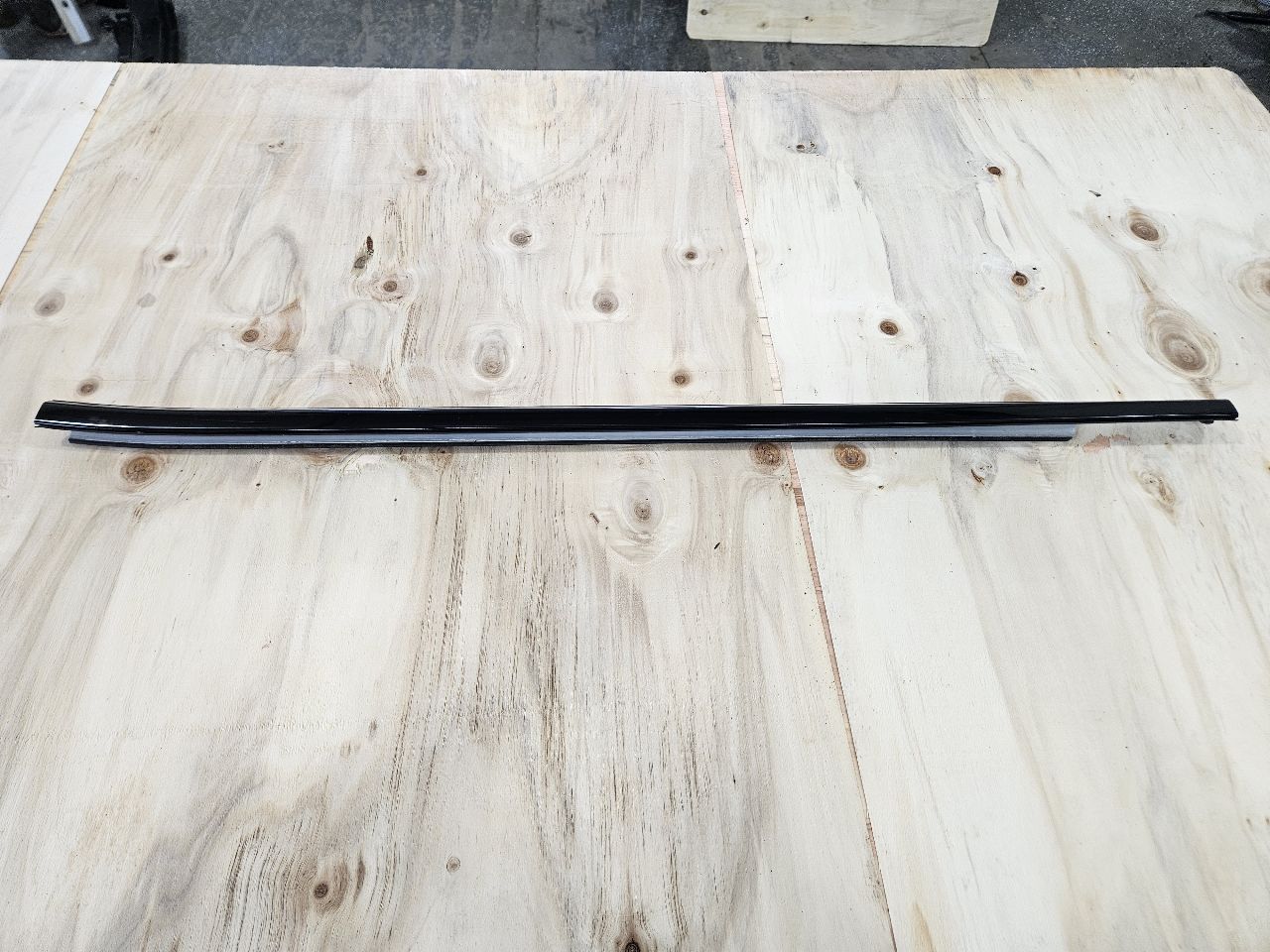 2023 SIERRA150 LH LOWER BELT REVEAL MOLDING BLACK 30616 - image 4