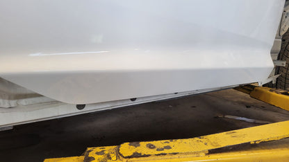 2019 CAMARO RH FRONT DOOR SUMMIT WHITE 000 GAZ 30642 - image 2