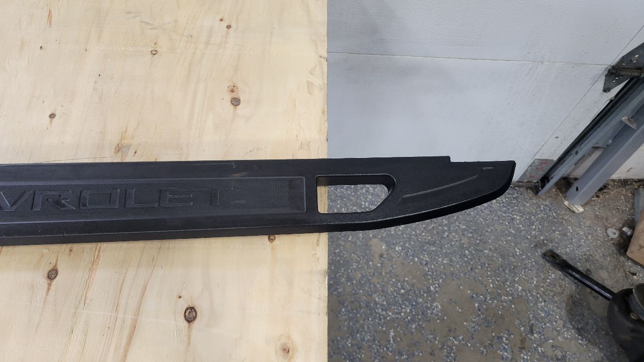2019 SILVRDO15 LH DRIVER BED RAIL TRIM CHEVY 5'8" 30654 - image 4