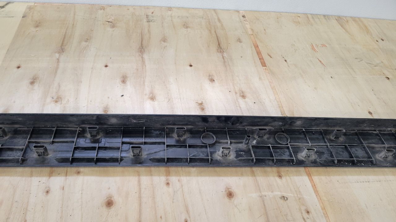 2019 SILVRDO15 LH DRIVER BED RAIL TRIM CHEVY 5'8" 30654 - image 15
