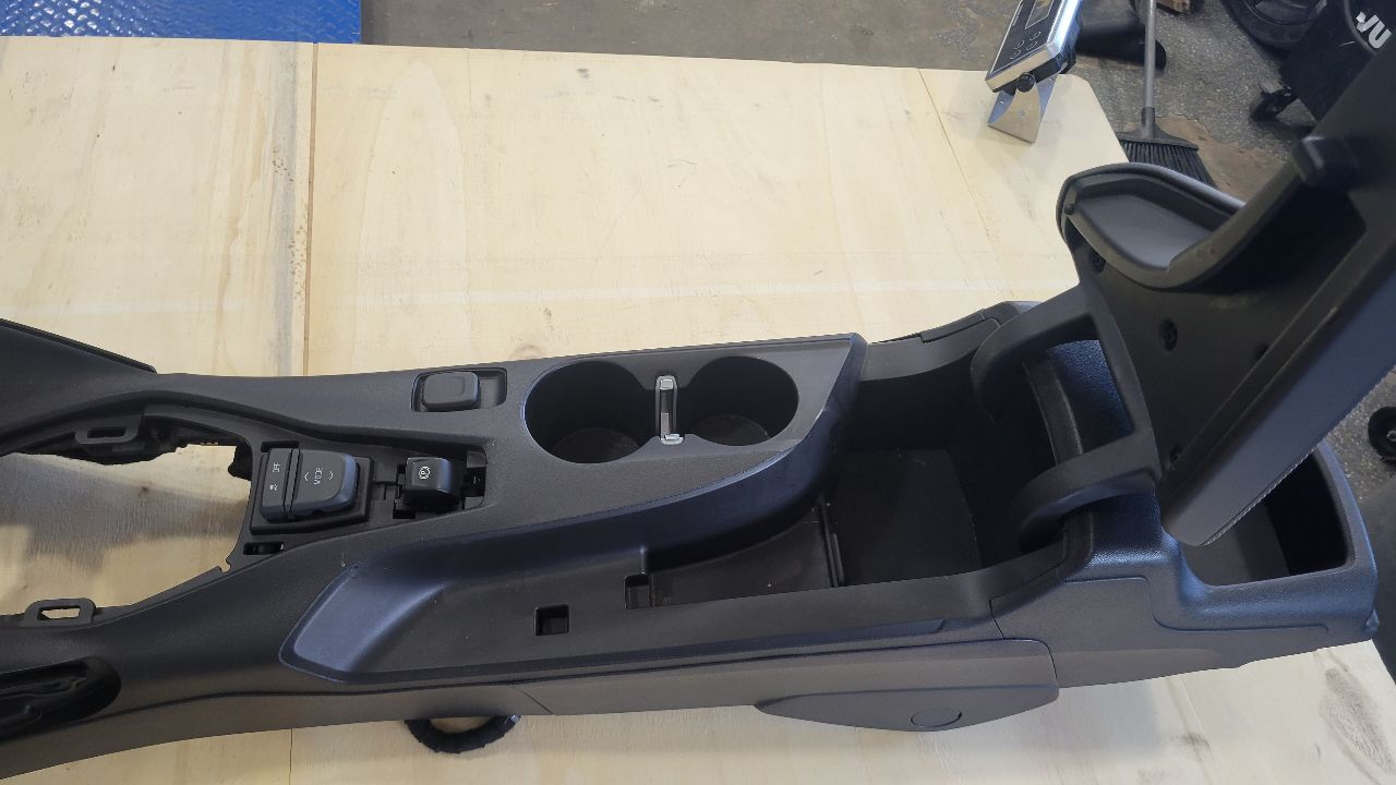 2019 CAMARO CENTER CONSOLE BLACK MANUAL TRANS 30726 - image 8