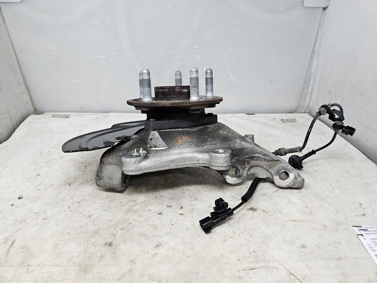 2019 CAMARO LH DRIVER FRONT SPINDLE W/HUB 28K 30745 - image 3