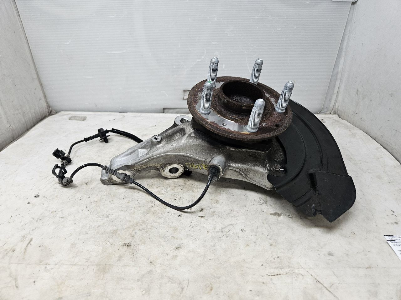 2019 CAMARO LH DRIVER FRONT SPINDLE W/HUB 28K 30745 - image 5