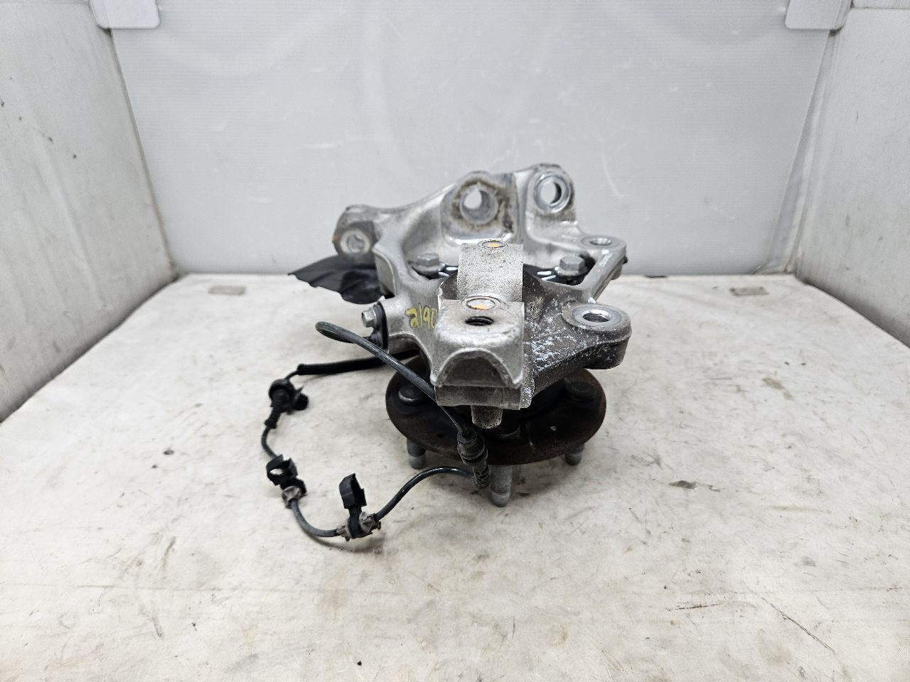 2019 CAMARO LH DRIVER FRONT SPINDLE W/HUB 28K 30745 - image 7