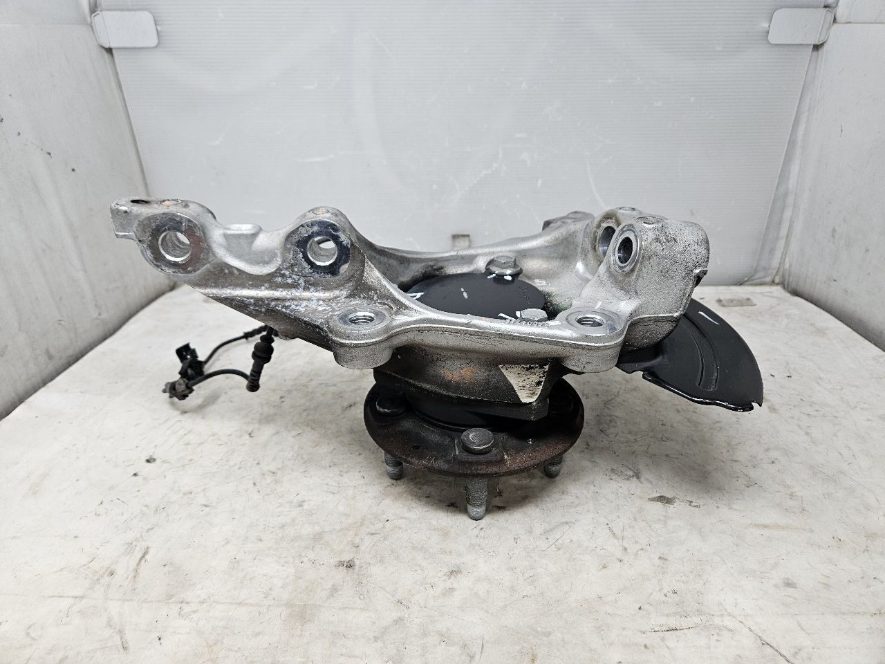 2019 CAMARO LH DRIVER FRONT SPINDLE W/HUB 28K 30745 - image 8