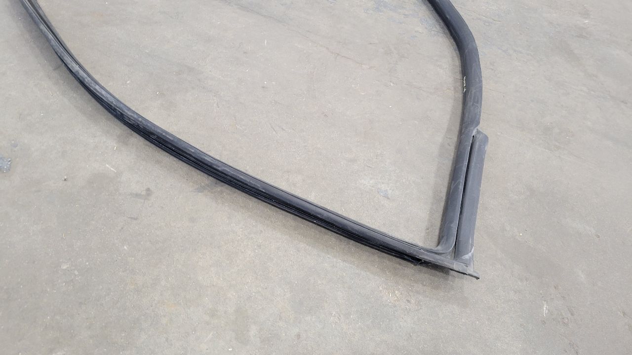 2019 CAMARO OEM RIGHT RH DOOR WEATHERSTRIPPING 30756 - image 6