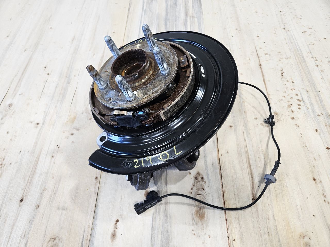 2019 CAMARO LH DRIVER REAR SPINDLE HUB SS 1LE 30790 - image 1