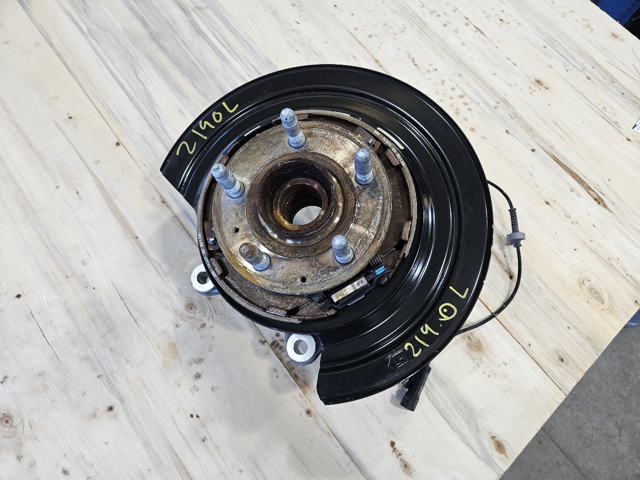 2019 CAMARO LH DRIVER REAR SPINDLE HUB SS 1LE 30790 - image 2