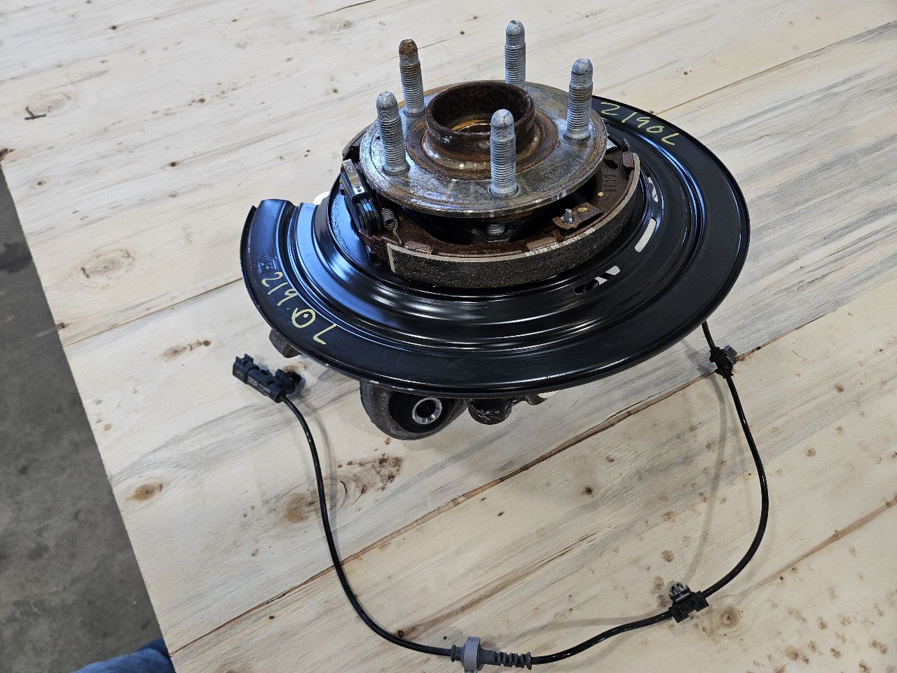 2019 CAMARO LH DRIVER REAR SPINDLE HUB SS 1LE 30790 - image 5