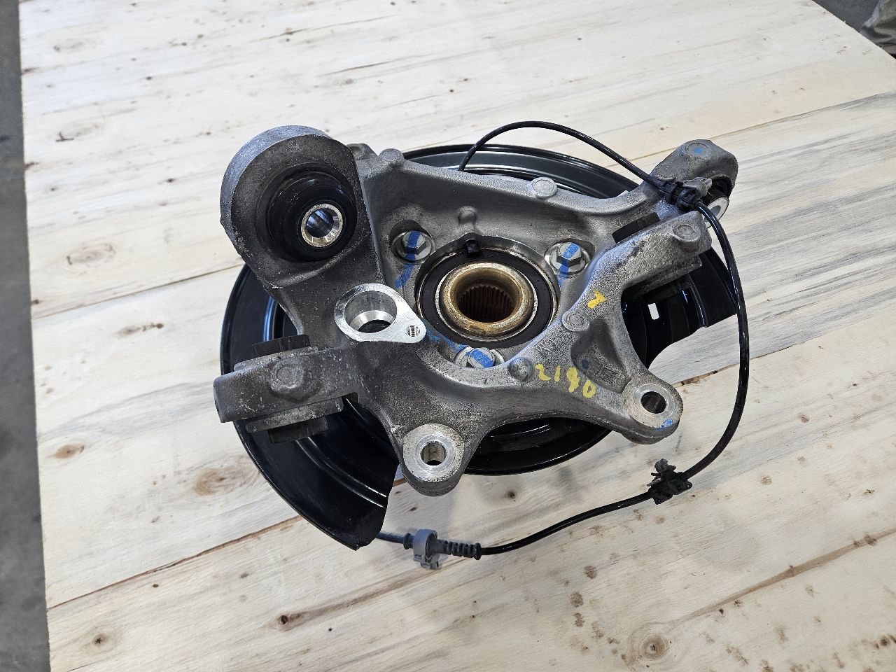 2019 CAMARO LH DRIVER REAR SPINDLE HUB SS 1LE 30790 - image 7