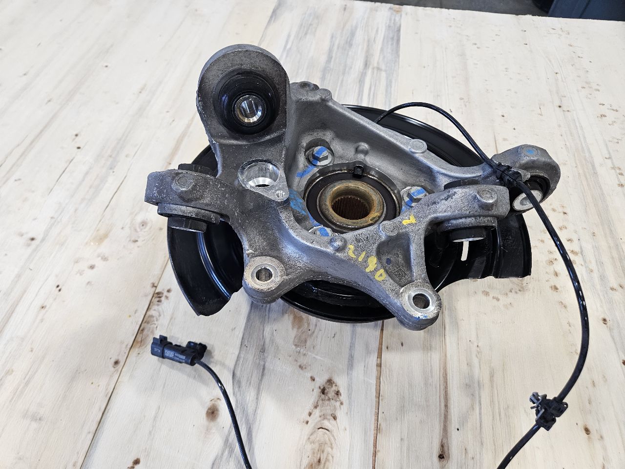 2019 CAMARO LH DRIVER REAR SPINDLE HUB SS 1LE 30790 - image 9