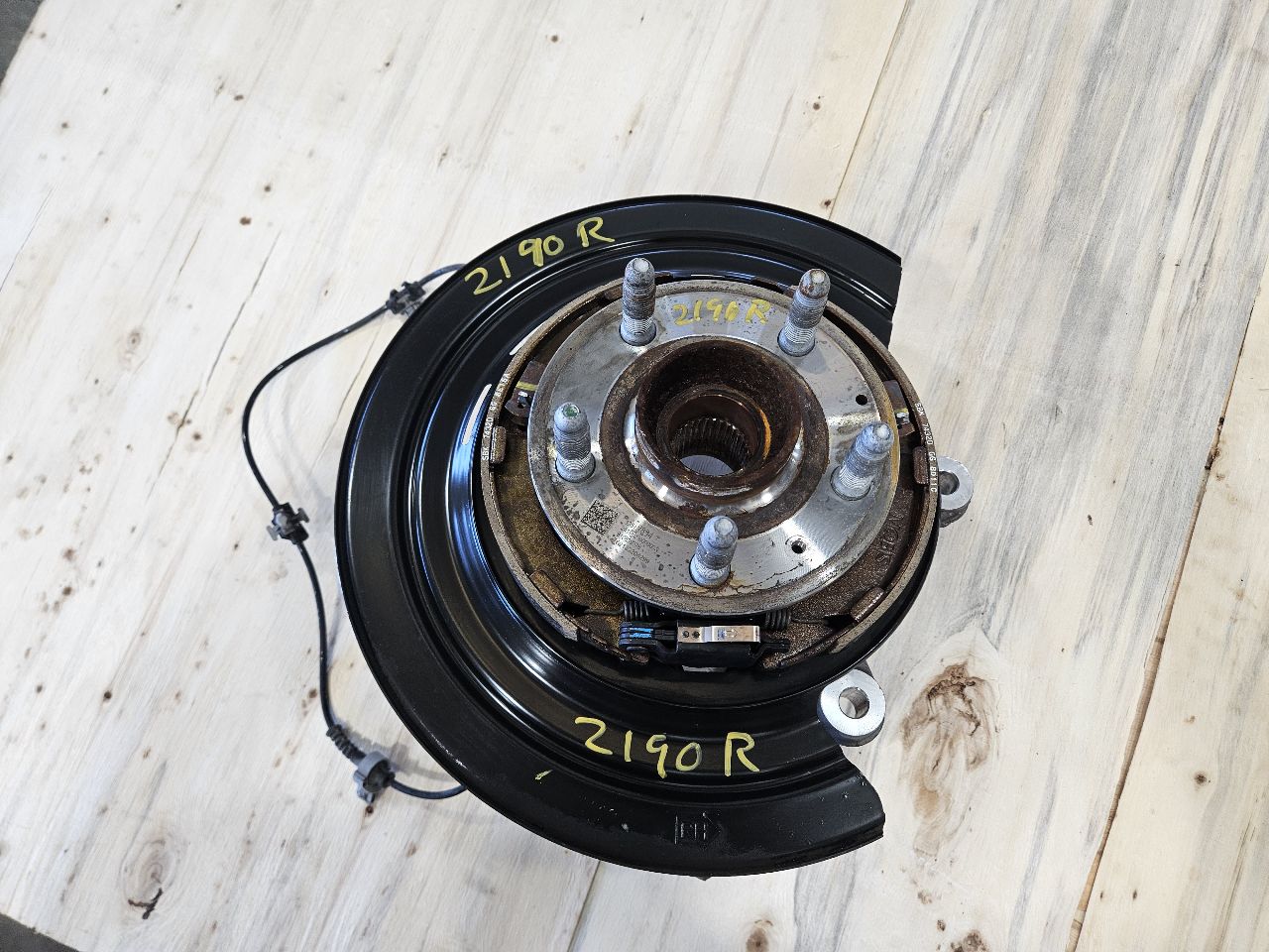 2019 CAMARO RH PASSENGER REAR SPINDLE W/HUB 28K 30791 - image 1