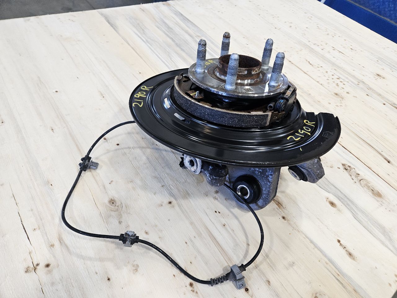 2019 CAMARO RH PASSENGER REAR SPINDLE W/HUB 28K 30791 - image 2