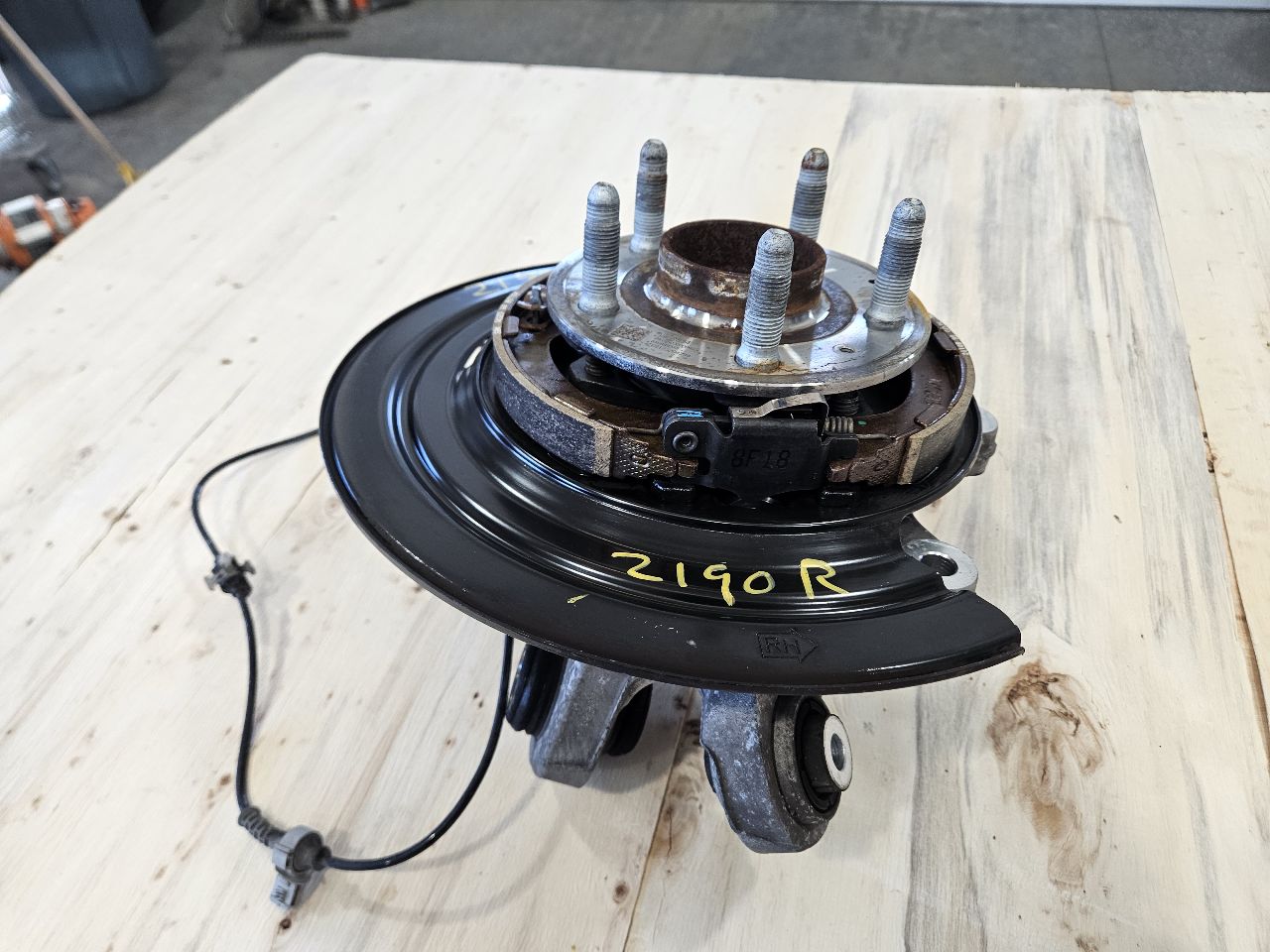 2019 CAMARO RH PASSENGER REAR SPINDLE W/HUB 28K 30791 - image 3